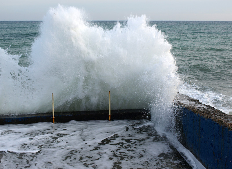 Море встало. Алушта море зима. Море Алушта зимой. Волна Алушта. Алушта волны на море.